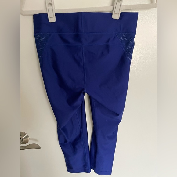 Under Armour cropped workout leggings with mesh detail in blue, size medium - Picture 4 of 5